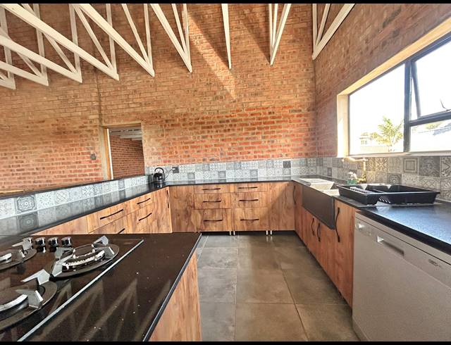 3 BEDROOM FREEHOLD FOR SALE IN PARADISE BEACH